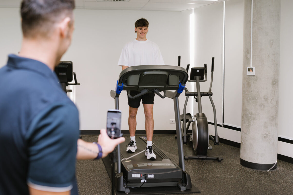 Physio using video analysis for running injury